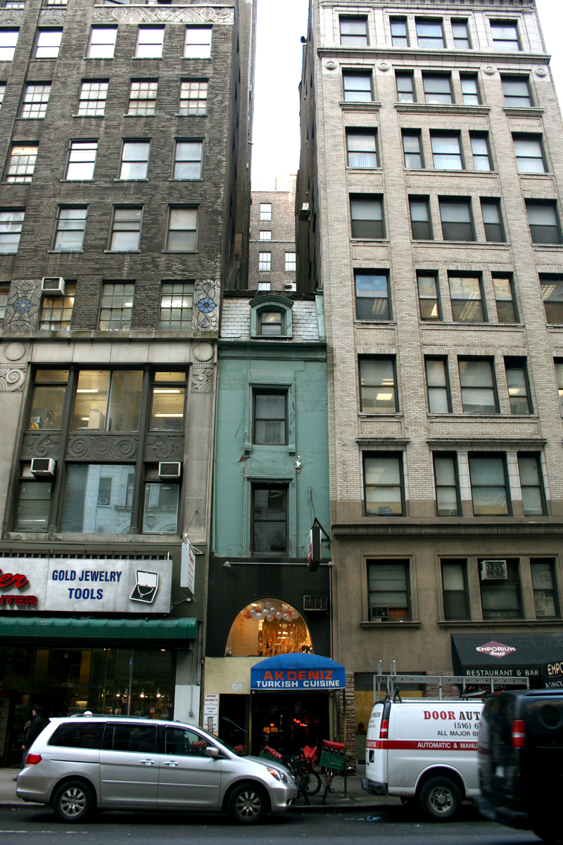 Illustration for article titled These Are the Narrowest Houses in the World